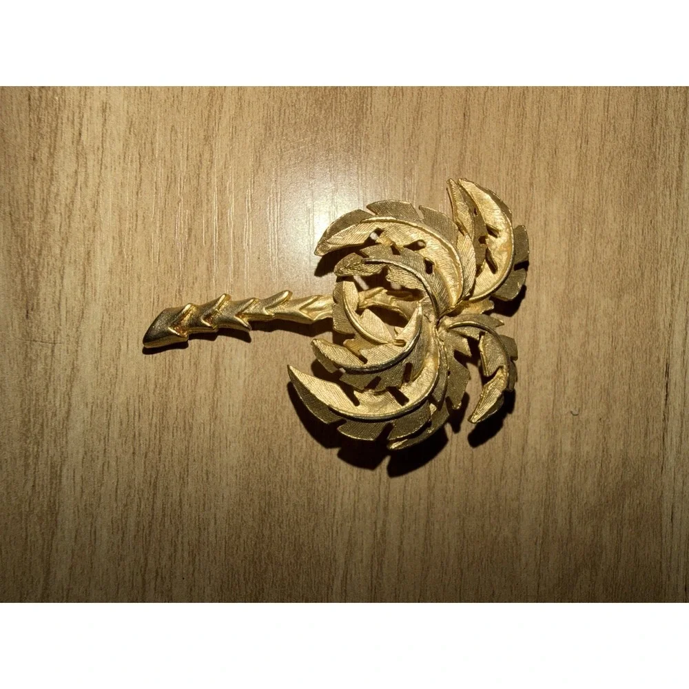 VINTAGE ESTATE GOLD TONE TROPICAL PALM TREE BROOCH PIN
